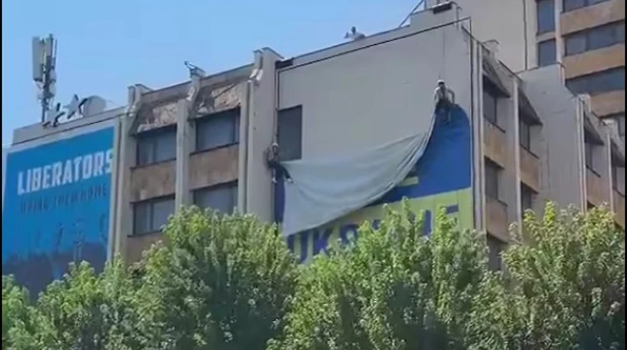 Синьо-жовтий банер у Приштині зняли: що підтверджують джерела