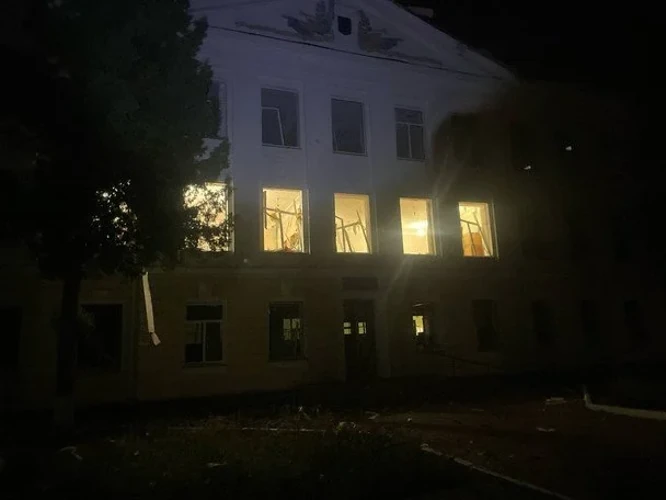 Конотоп після нічної атаки дронів: пошкоджені лікарні, школа, залізниця