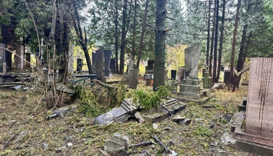 Атака дрона на кладовище у Рівному: пошкоджені могили захисників і пам’ятники